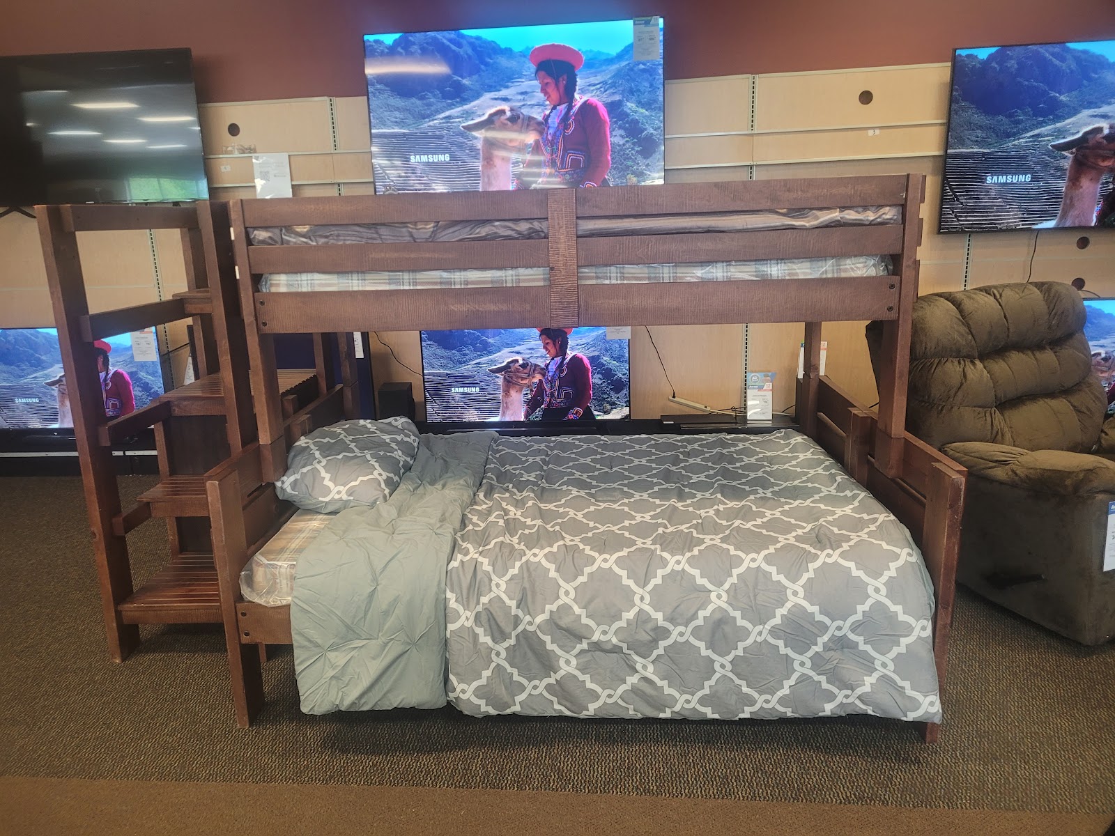 Aaron's - Photo 4
