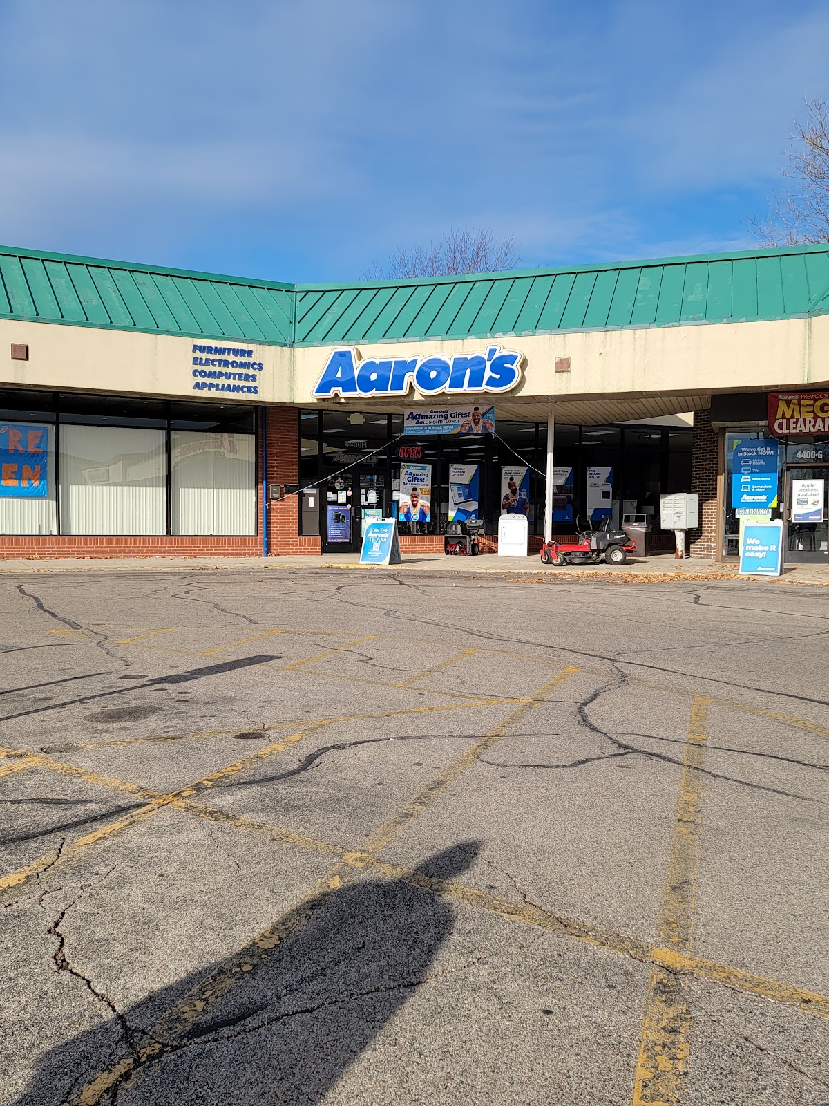 Aaron's - Photo 4