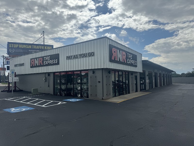 Inside RNR Tire Express